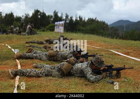 Marines des États-Unis avec 9h membres du Bataillon de soutien technique et du Régiment de logistique de combat 3, 3D Marine Logistics Group, fusils de service M4A1 et M16A4 lors d'un tir en direct à Camp Hansen, Okinawa, Japon, 24 septembre 2022. La série a été organisée comme un rachat pour les installations de la force expéditionnaire maritime III et des Marines du corps maritime pour représenter leurs unités individuelles lors du concours de tir de la prochaine division extrême-Orient. 3D MLG, basée à Okinawa, au Japon, est une unité de combat déployée à l’avant qui sert de pilier global de soutien logistique et de service de combat pour les opérations t du MEF III Banque D'Images