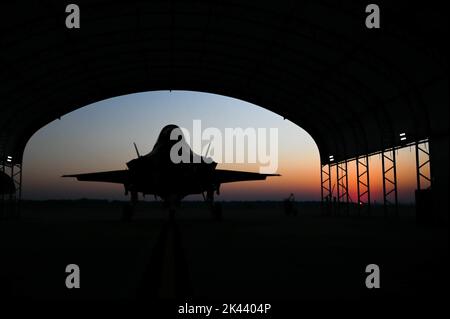 L’avion F-35A Lightning II de la Fighter Wing 33rd est utilisé pour former et transformer la plus récente sélection de pilotes étudiants F-35A de la base aérienne d’Eglin, en Floride. Le 33rd FW est l'un des deux endroits de l'AF qui forment des pilotes de chasse de 5th générations prêts pour le combat. (É.-U. Photo de la Force aérienne par Airman 1st classe Leandra Garcia) Banque D'Images