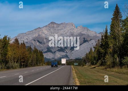 Trafic le long de la Transcanadienne en direction d'une grande montagne à Banff, Alberta, Canada Banque D'Images