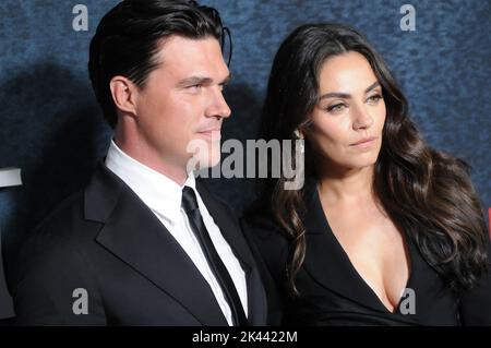 New York, États-Unis. 29th septembre 2022. Finn Wittrock et Mila Kunis assistent à la première Girl Alive la plus luckiest au Paris Theatre de New York, NY on 29 septembre 2022. (Photo par Efren Landaos/Sipa USA) crédit: SIPA USA/Alay Live News Banque D'Images