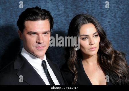 New York, États-Unis. 29th septembre 2022. Finn Wittrock et Mila Kunis assistent à la première Girl Alive la plus luckiest au Paris Theatre de New York, NY on 29 septembre 2022. (Photo par Efren Landaos/Sipa USA) crédit: SIPA USA/Alay Live News Banque D'Images