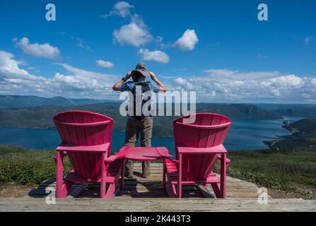 Canada, Terre-Neuve-et-Labrador, parc national du gros-Morne, vue arrière des chaises de randonnée et d'Adirondack au sommet du sentier d'observation dans le parc national du gros-Morne Banque D'Images