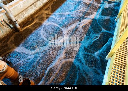 Réservoir pour le traitement bactérien des eaux usées industrielles. Usine de traitement des eaux industrielles Banque D'Images