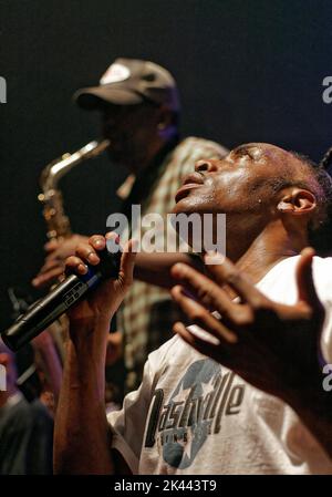 Le rappeur primé Grammy Coolio (à droite) interprète son célèbre succès « Gangsta's Paradise » aux côtés du saxophoniste Jarel « Jarez » Posey le lundi 5 octobre 2009 au club 527 main de Murfreesboro, comté de Rutherford, TN, États-Unis. Né Artis Leon Ivey Jr., Coolio est peut-être mieux connu pour ses succès mi-1990s, « Gangsta's Paradise » et « Fantastic Voyage », gagnant le Grammy for Best RAP Solo Performance 1996 et le MTV Video Music Award 1996 pour « Gangsta's Paradise » et couronné artiste favori RAP/Hip-Hop aux American Music Awards 1996. (Photo APEX MediaWire par Billy Suratt) Banque D'Images