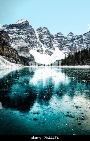 Lac Moraine en hiver, parc national Banff, Alberta, Canada Banque D'Images