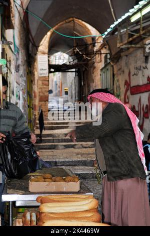 Un palestinien achetant du pain Ka'ak d'un vendeur dans le Qt musulman. Dans la vieille ville de Jérusalem. Banque D'Images