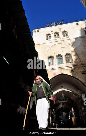 Un palestinien marchant dans le quartier musulman de la vieille ville de Jérusalem. Banque D'Images