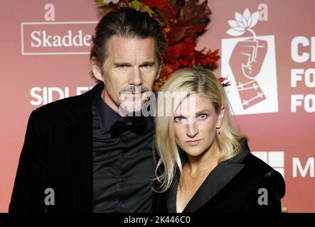 New York, États-Unis. 29th septembre 2022. Ethan Hawke et Ryan Shawhughes arrivent sur le tapis rouge aux prix inauguraux Albie de la Fondation Clooney pour la justice à la bibliothèque publique de New York jeudi, à 29 septembre 2022, à New York. Photo de John Angelillo/UPI crédit: UPI/Alay Live News Banque D'Images