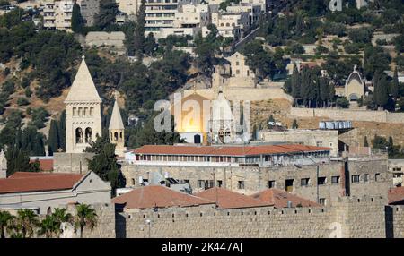 Vue sur le Dôme du Rocher et l'église luthérienne du Rédempteur dans la vieille ville de Jérusalem. Banque D'Images