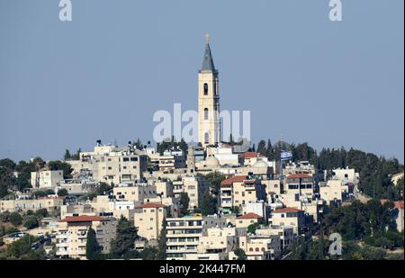 Une vue lointaine de l'Eglise orthodoxe russe de l'Ascension sur le Mont des Oliviers à Jérusalem. Banque D'Images