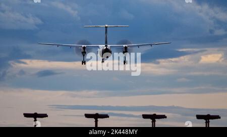 Richmond, Colombie-Britannique, Canada. 16th septembre 2022. Un avion de ligne à turbopropulseur WestJet encore de Havilland Canada Dash 8-400 aéroporté au crépuscule, à l'aéroport international de Vancouver. (Image de crédit : © Bayne Stanley/ZUMA Press Wire) Banque D'Images