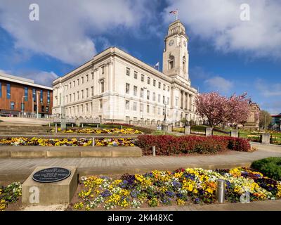 24 avril 2022 : Barnsley, Yorkshire du Sud, Royaume-Uni - Barnsley Town Hall, le matin du printemps. Le Barnsley Pals Centtenary Square commémore localement. Banque D'Images