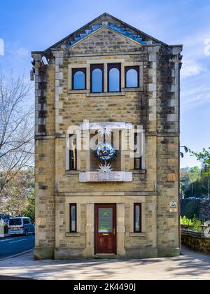 30 avril 2022: Hebden Bridge, West Yorkshire, UK - The Millenium Clock, installé en 2000 à côté du pont Packhorse dans le pont Hebden. Banque D'Images