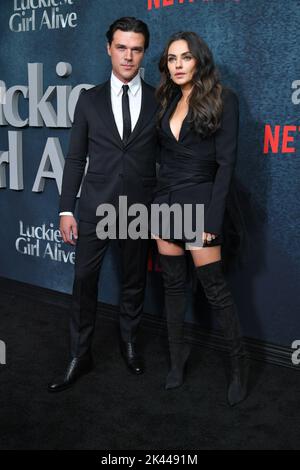 Finn Wittrock et Mila Kunis assistent à la première de Netflix « Luckiest Girl Alive » au Paris Theatre on 29 septembre 2022 à New York. Banque D'Images