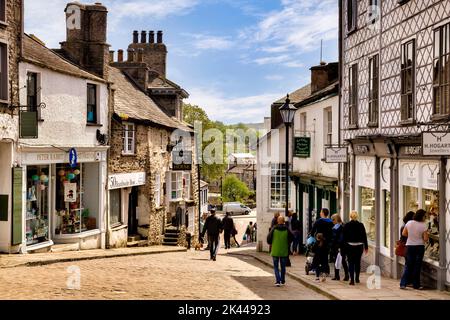 14 mai 2022: Kendal, Cumbria, Royaume-Uni - cette rue historique escarpée, étroite et pavée est Branthwaite Brow et comprend la Chocolate House de 1657. Banque D'Images