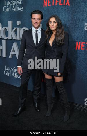 Finn Wittrock et Mila Kunis assistent à la première de Netflix « Luckiest Girl Alive » au Paris Theatre on 29 septembre 2022 à New York. Banque D'Images