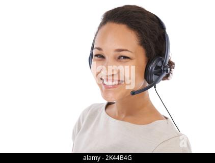 Service client souriant. Photo en studio d'une jeune femme attrayante parlant sur un casque isolé sur blanc. Banque D'Images