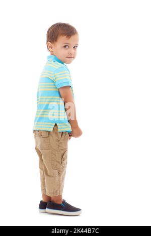 Quel amoureux de l'appareil photo. Plein studio de prise de vue d'un jeune garçon mignon isolé sur blanc. Banque D'Images