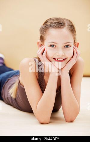 Doux et innocent. Portrait court d'une petite fille mignonne souriante. Banque D'Images