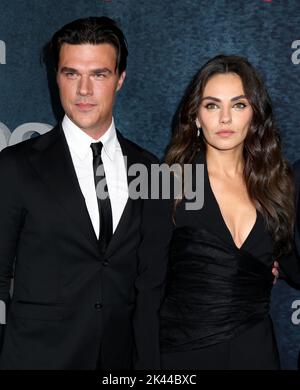 New York, NY, 29 septembre 2022 Finn Wittrock et Mila Kunis assistent à la première de Netflix « la plus belle fille vivante » tenue au Paris Theatre on 29 septembre 2022 à New York, NY ©Steven Bergman/AFF-USA.COM Credit: AFF/Alay Live News Banque D'Images