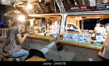 Mobile Coffee Van let's Glow Together Night Parade sur Beach Road à Pattaya en Thaïlande Banque D'Images