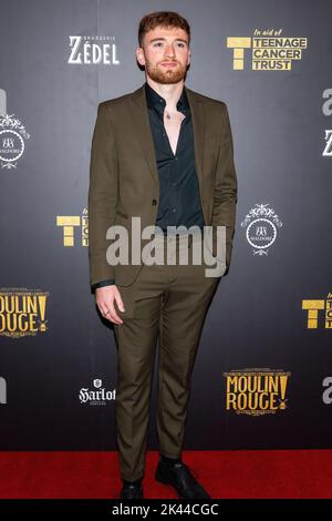 Londres, Royaume-Uni. 29th septembre 2022. Matty Lee - le plongeur olympique pose sur le tapis rouge lors d'une soirée spéciale de gala au Moulin Rouge ! La comédie musicale à l'aide de Teenage cancer Trust. Baz Luhrmann accueille la nuit alors que son film prend vie sur scène dans le West End de Londres, au Piccadilly Theatre. (Photo de Bonnie Britain/SOPA Images/Sipa USA) Credit: SIPA USA/Alay Live News Banque D'Images