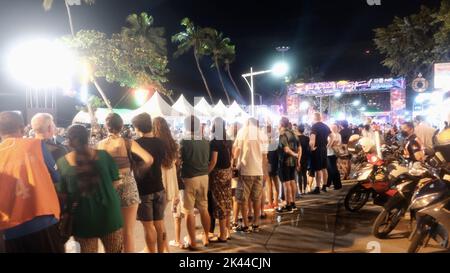 Ligne de personnes participant à l'événement Let's Glow Together Night Parade sur Beach Road à Pattaya Thaïlande Banque D'Images