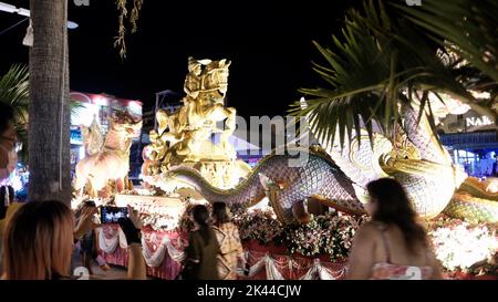 Let's Glow Together Night Parade sur Beach Road à Pattaya en Thaïlande Banque D'Images