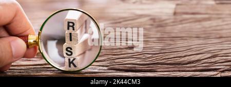 Concept de contrôle des risques stratégiques et de loupe Banque D'Images