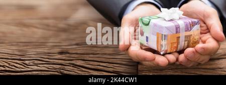 Prêt d'argent et don de main boîte cadeau Banque D'Images