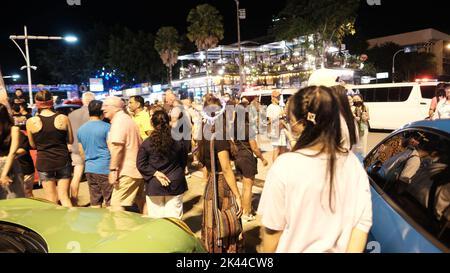 Let's Glow Together Night Parade sur Beach Road à Pattaya en Thaïlande Banque D'Images