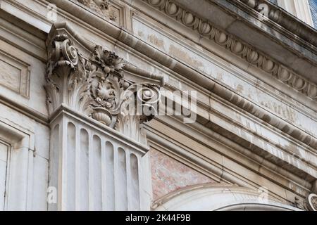 Capitale italienne en marbre sur la façade d'une église Banque D'Images