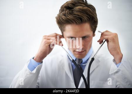 Un jeune médecin se prépare à utiliser un stéthoscope. Banque D'Images
