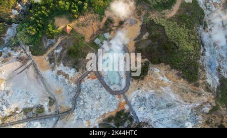 Vue aérienne du cratère de Sikidang sur le plateau de Dieng, un cratère actif du volcan. Wonosobo, Indonésie, 30 septembre 2022 Banque D'Images