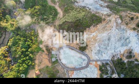 Vue aérienne du cratère de Sikidang sur le plateau de Dieng, un cratère actif du volcan. Wonosobo, Indonésie, 30 septembre 2022 Banque D'Images