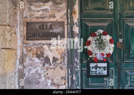 Les gens apportent des couronnes et des fleurs à la porte de la villa où la Reine vivait à Malte, en relation avec sa mort Banque D'Images