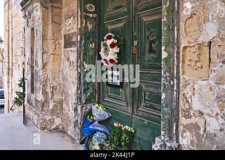 Les gens apportent des couronnes et des fleurs à la porte de la villa où la Reine vivait à Malte, en relation avec sa mort Banque D'Images