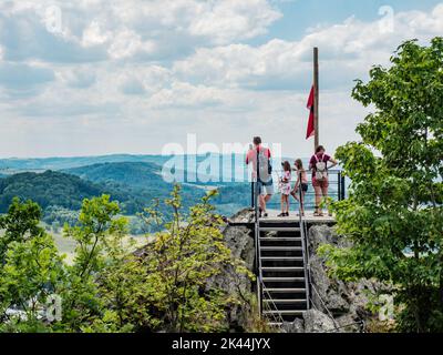 Jehla, Ceska Kamenice, Tchéquie. 5 juillet 2022. Séjour en famille drapeau doux de la ville de Ceska Kamenice volant dans le vent sur poteau en bois. Ceska Kamenice ville sy Banque D'Images