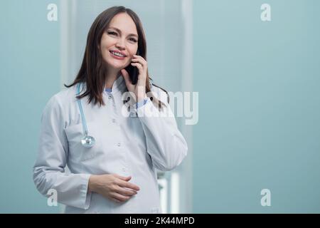 Un jeune médecin fournit une consultation téléphonique contre la grippe Banque D'Images