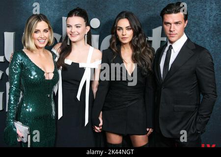 New York, États-Unis. 29th septembre 2022. MANHATTAN, NEW YORK CITY, NEW YORK, États-Unis - SEPTEMBRE 29 : Jessica Knoll, Chiara Aurelia, Mila Kunis et Finn Wittrock arrivent à la première de New York de Netflix 'Luckest Girl Alive' tenue au Paris Theatre de 29 septembre 2022 à Manhattan, New York, New York, États-Unis. (Photo de Jordan Hinton/image Press Agency) Credit: Image Press Agency/Alay Live News Banque D'Images