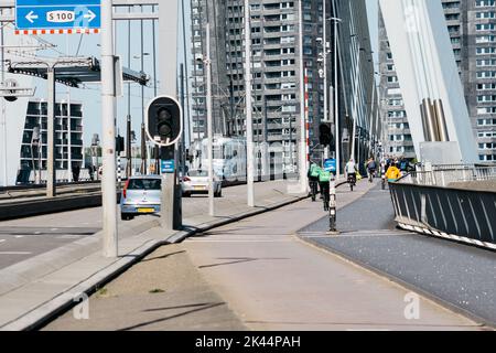 Rotterdam, pays-Bas - 8 mai 2022: Passage de personnes et de véhicules sur le pont d'Erarmusbrug au-dessus de la Nouvelle Meuse. Jour ensoleillé du printemps Banque D'Images