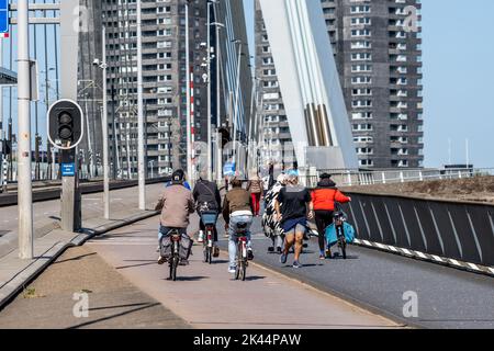 Rotterdam, pays-Bas - 8 mai 2022: Passage de personnes et de véhicules sur le pont d'Erarmusbrug au-dessus de la Nouvelle Meuse. Jour ensoleillé du printemps Banque D'Images