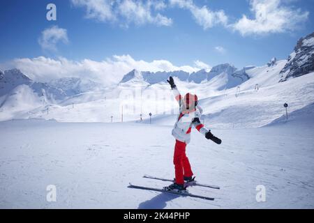 Une femme skieuse postée pour la caméra. Il était sur Zugspitze, le plus haut sommet des Alpes en Allemagne. Banque D'Images