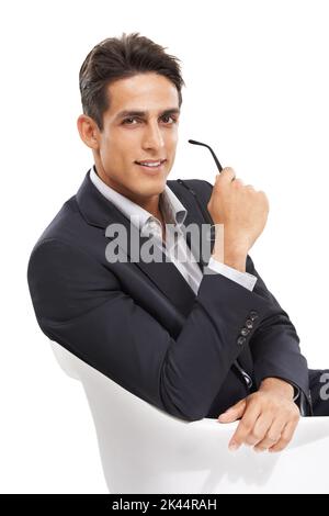 HES pense toujours aux affaires. Portrait d'un jeune homme d'affaires attentionné assis dans une chaise de bureau. Banque D'Images