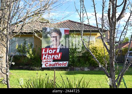 Signe électoral du Parti travailliste pour Lior Harel, le candidat du parti pour l'électorat de Caulfield, devant une pelouse soignée et une maison de banlieue Banque D'Images