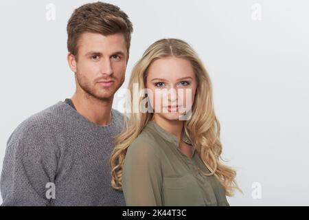 Sérieusement amoureux. Studio portrait d'un jeune couple attrayant. Banque D'Images