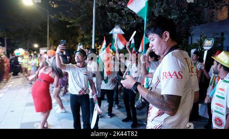 Let's Glow Together Night Parade sur Beach Road à Pattaya en Thaïlande Banque D'Images