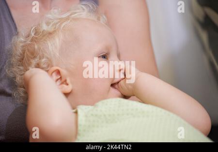 Elle est tout simplement adorable. Un jeune enfant mignon aux cheveux bouclés blonds. Banque D'Images