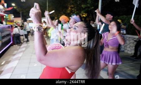 Let's Glow Together Night Parade sur Beach Road à Pattaya en Thaïlande Banque D'Images