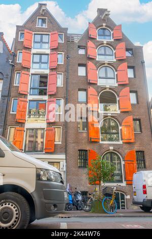 Pays-Bas. Façades de bâtiments typiques sur une rue d'été à Amsterdam. Célèbre maison aux volets rouges Banque D'Images